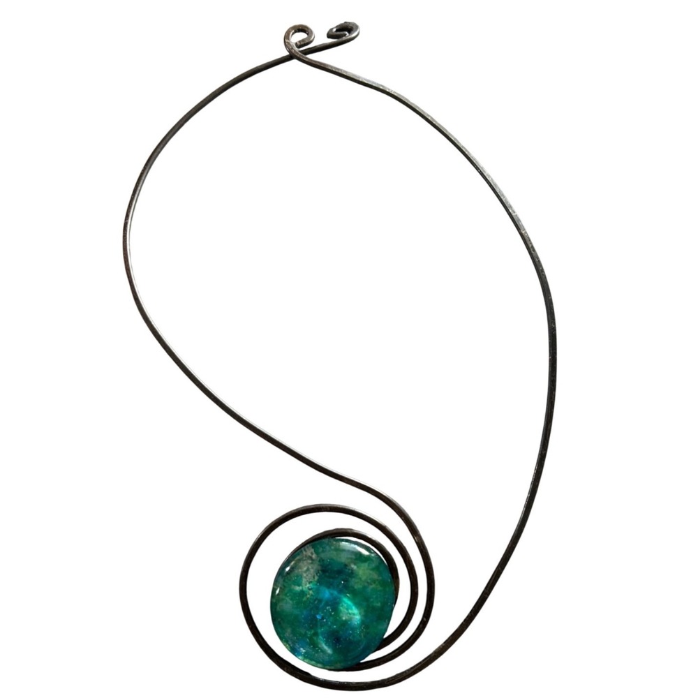 VTG Handcrafted Wire Collar Necklace With Green Art Glass Cabochon.
